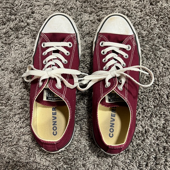 Maroon low top converse women’s size 9 - Picture 2 of 3